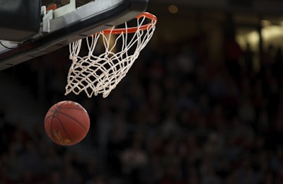 NBA篮球比赛精彩瞬间，球员突破上篮，看球网提供高清篮球直播